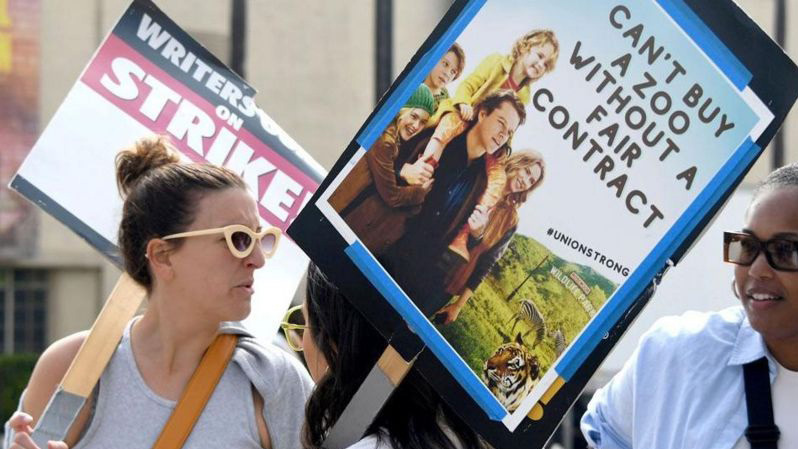 الأطول والأكثر تأثيرا في هوليود..  كتاب السيناريو بالولايات المتحدة ينهون إضرابهم ويرفعون راية النصر